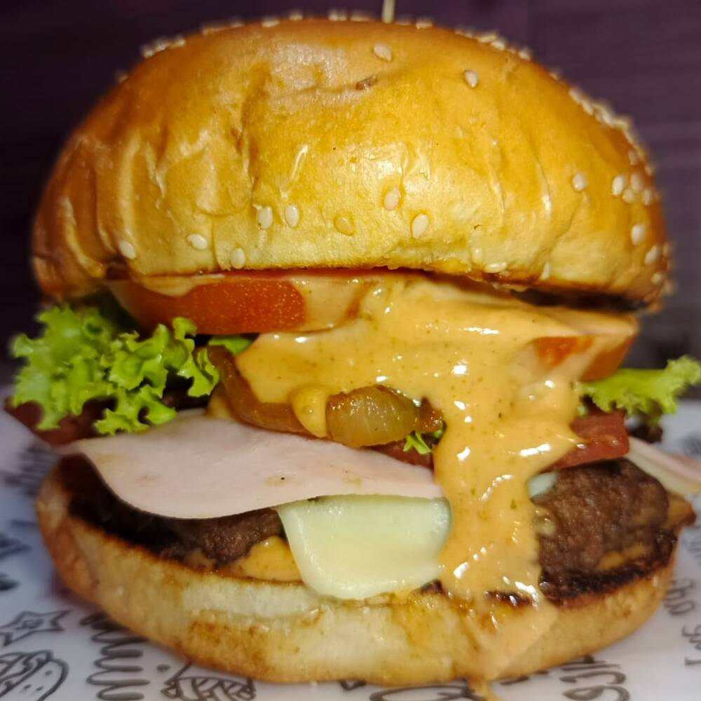 HAMBURGUESA ala parrilla.de res,cerdo.o pollo.