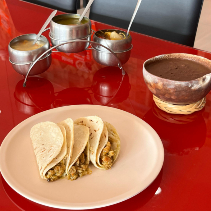 TACO DE CHICHARRON EN SALSA VERDE