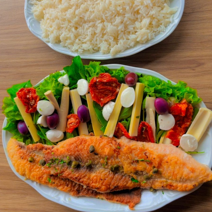 Arroz branco e salada com tomate seco, palmito, azeitonas pretas e mussarela de búfala.