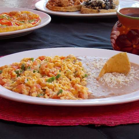 Combo huevos con jamón +cafe
