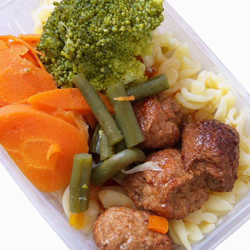 🍝 Macarrão zero glúten 🥦 Brócolis 🥕 Cenoura 🌱 Vagem 🥩 Almôndegas Tudo com tempero caseiro e muito sabor! Uma refeição saudável e deliciosa para o seu dia. 💚