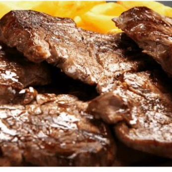 Um suculento contra filé acompanhado de arroz branco ou baião de dois, batata frita, bfarofa e maionese . Grátis refrigerante 2 litros. Obs.: Kuat ou sukita (envio conforme disponibilidade).