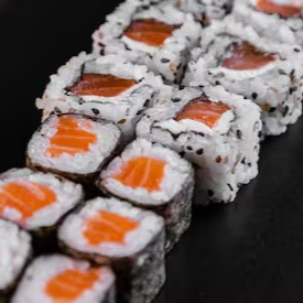 8 Uramaki Philadelphia + 6 Hossomaki Salmão