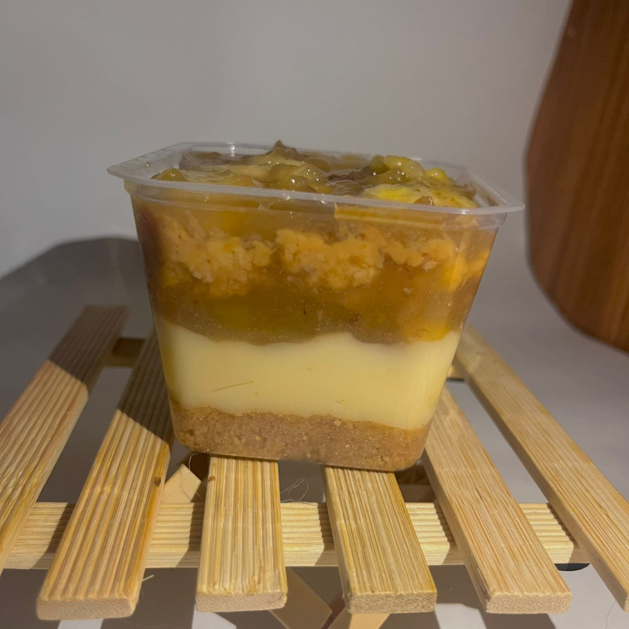 Base de biscoito, creme de ninho, geleia de banana e doce de leite