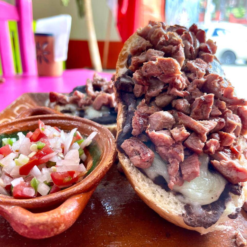 Molletes con Arrachera