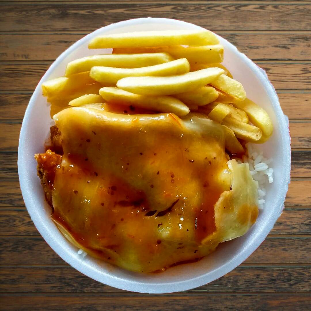 Acompanha arroz e fritas.