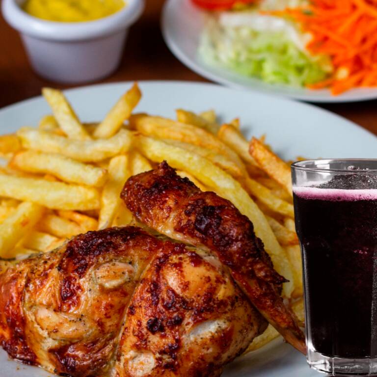 1/4 Pollo + Papas + Ensalada + Cremas + Chicha