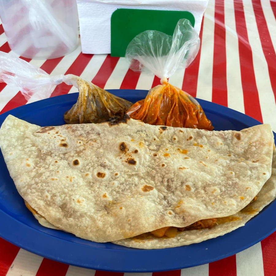 Quesadilla con Chicharron Rojo