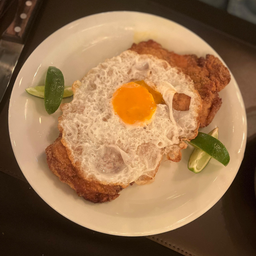 A combinação que nunca falha! nossa famosa milanesa de carne de vitela, sequinha e crocante, servida com dois ovos fritos por cima, com aquela gema mole perfeita para escorrer sobre o bife. um prato potente, cheio de sabor e tradição. acompanha batatas fritas.