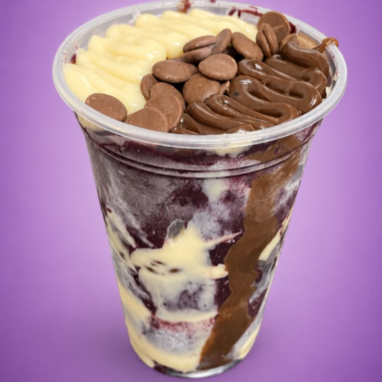 O açaí é composto com camadas intercaladas de creme de Ninho, brigadeiro gourmet e gotas de chocolate nobre (Copo montado somente dessa forma, sem complementos).