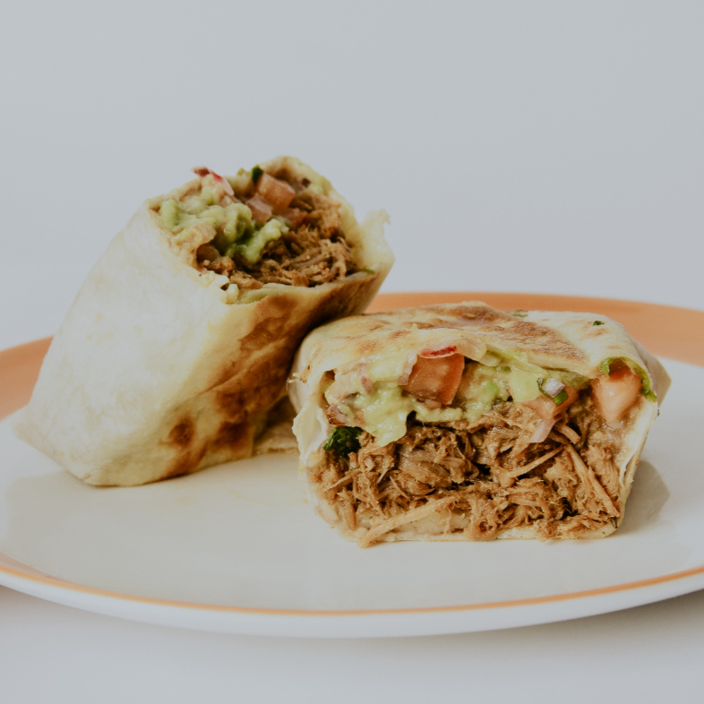 Tortilla de trigo, pasta de feijão, muçarela, carne desfiada, guacamole, salada mexicana e alface