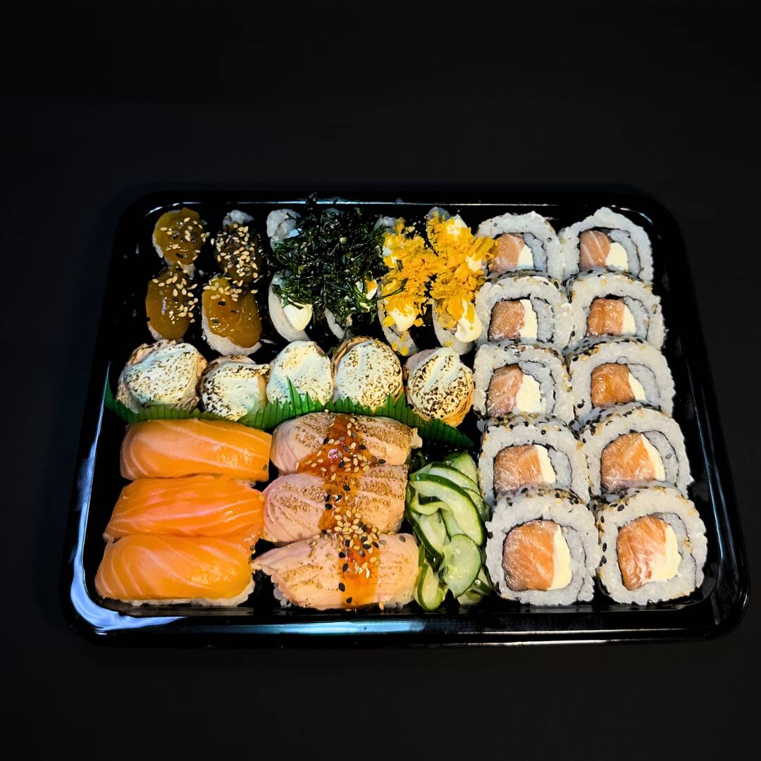 Box 35 peças, 5 joe salmão maçaricados, 3 nigiris salmão 3 nigiris salmão maçaricados, 12 ura Filadélfia 4 maki com geleia de maracujá 4 maki com Doritos 4 maki com crispy de couve