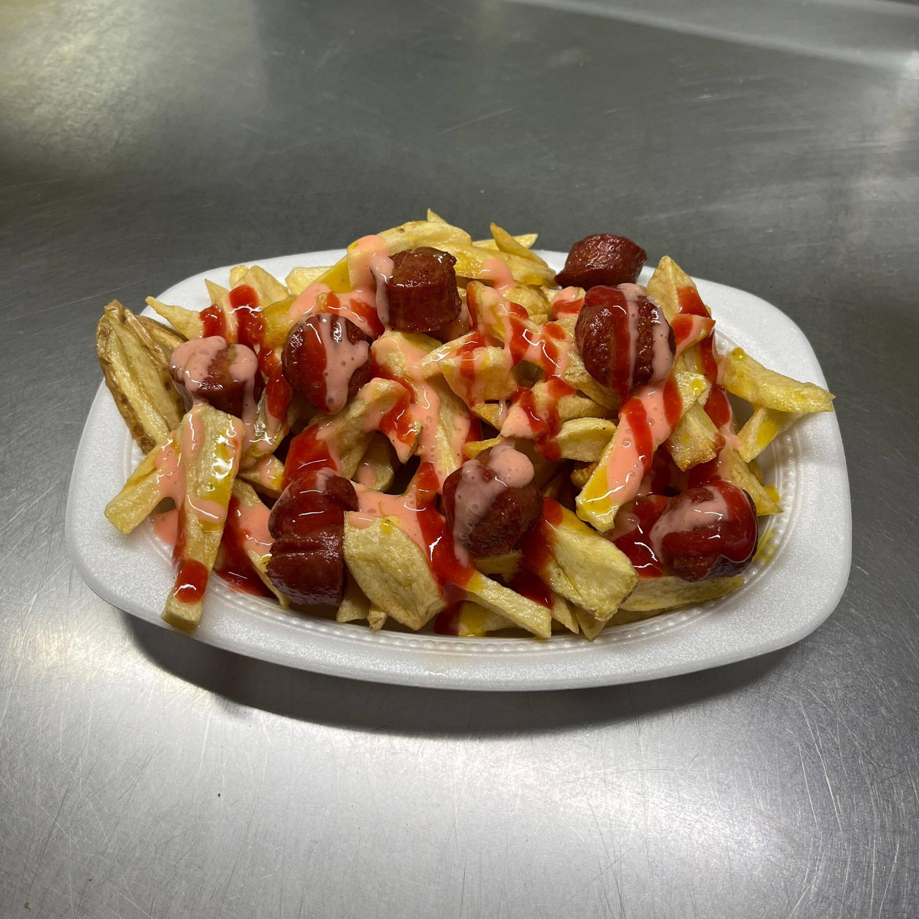 Salchipapa sencillo y gaseosa