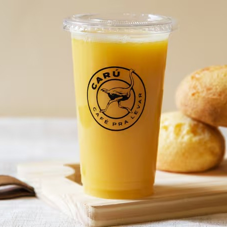 Suco de laranja industrializado da marca Natural One, 100% integral e sem gominhos. Uma delícia!