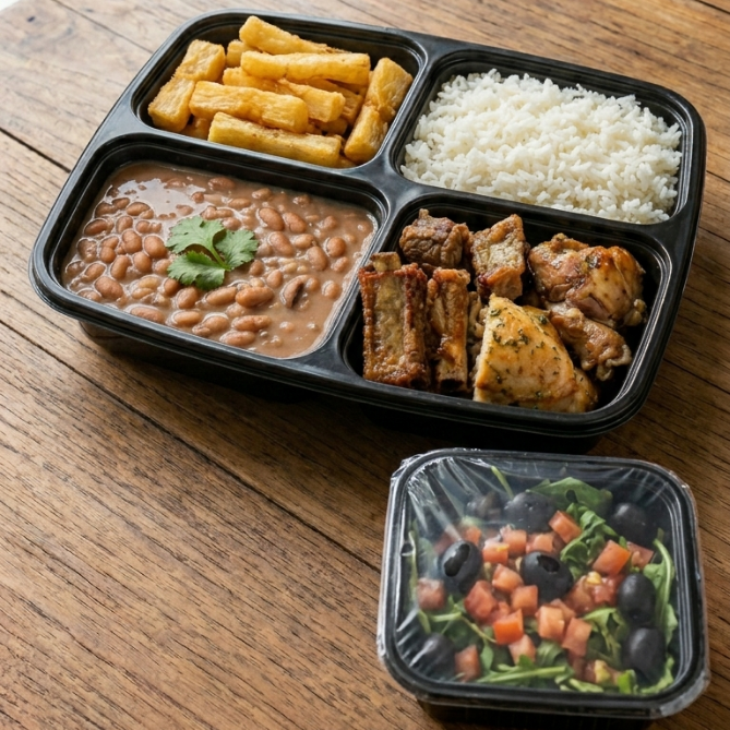 Arroz, feijão de caldo, frango assado em pedaços, carne bovina assada, mandioca frita, mix de rúcula, tomate e azeitona.