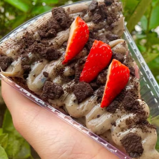 1 Fatia de Brownie Tradicional Brigaduco Morango Fresco Recheio Base Oreo com pedaços e farelos de Oreo