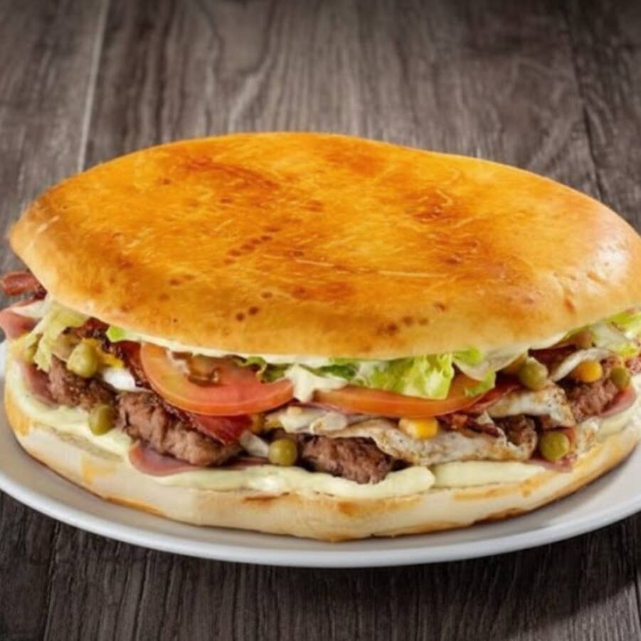 Bacon, ovo, frango, presunto, queijo, salada e maionese.