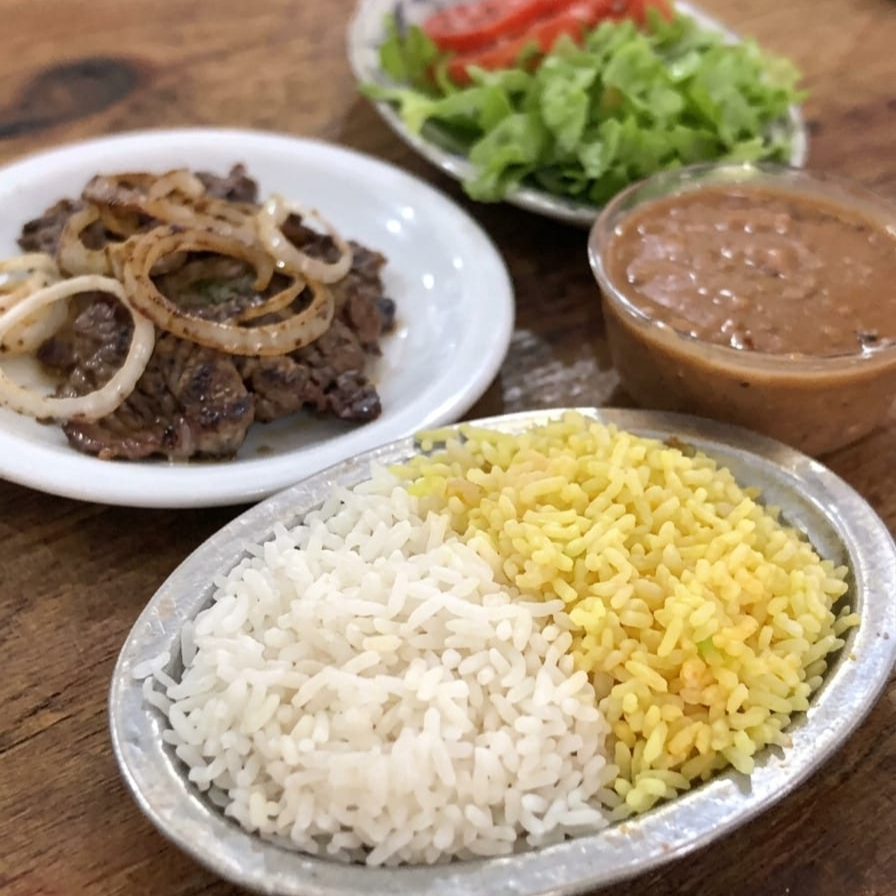 Serve até 2 pessoas: Arroz (400g), Feijão (220g) e Carne (3 pedaços ou 200g)