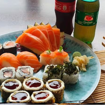 Desfrute do nosso 'Almoço - 4', uma seleção primorosa do melhor da culinária japonesa. Este prato traz cinco fatias de Sashimi de Salmão, fresco e delicadamente cortado. Acompanha dois Hossomakis de Salmão, três Niguiris de Salmão e três Uramakis de Salmão, todos meticulosamente enrolados. Adicione a isso cinco Hot Holls crocantes e saborosos, assim como dois Baterás de Salmão e dois Uramakis Skin, uma verdadeira delícia! Lembrando que não realizamos alterações neste prato. Para complementar sua experiência, o prato acompanha um par de hashis, dois sachês de shoyu e dois de tarê, adicionando ainda mais autenticidade ao seu almoço japonês.