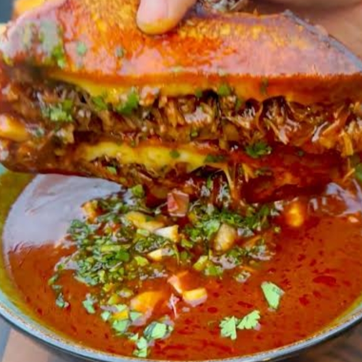 Birria Chesse Sandwich incluye medio litro de cons