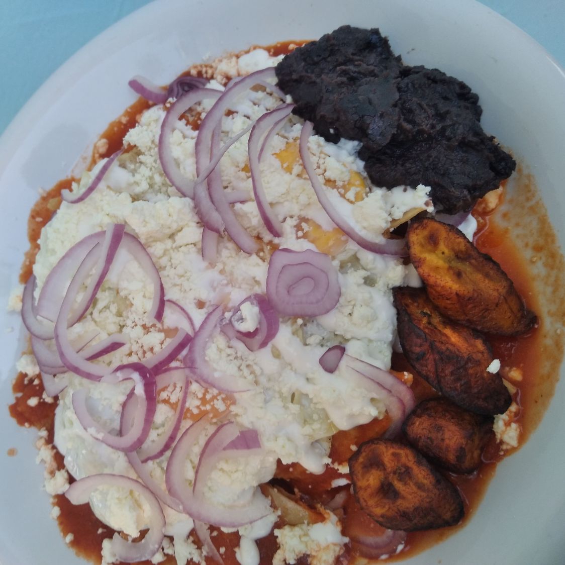 Chilaquiles Rojos Combinados (Pollo y Huevo)