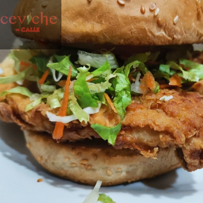HAMBURGUESA DE FILETE DE PESCADO CON PAPAS FRITAS