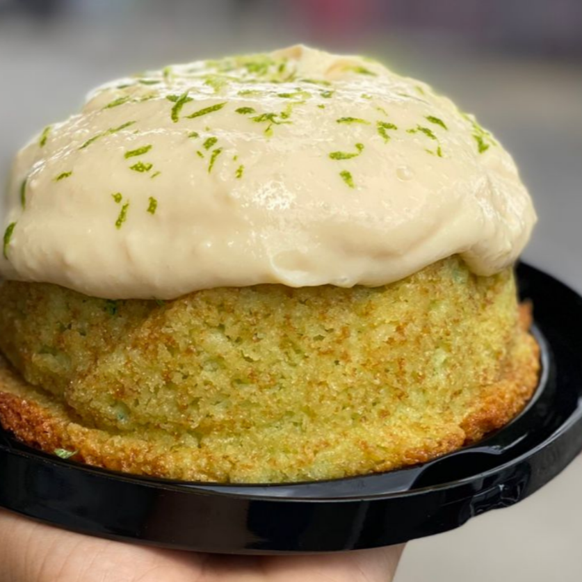 Massa de iogurte saborizada com limão e raspas da fruta coberta com brigadeiro de limão e raspas para decorar. Perfeito para um lanche da tarde acompanhado de um cafézinho.