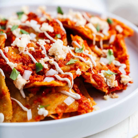 Chilaquiles Rojos Con Proteina (Huevo) y Bolillo