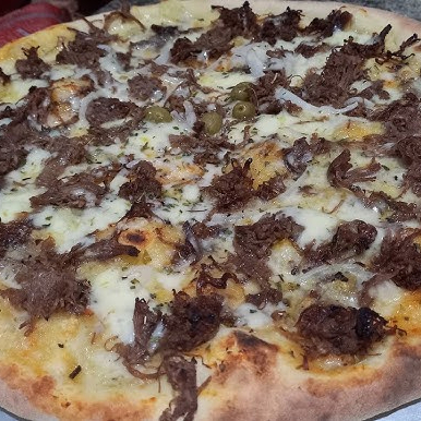 Massa, Molho, Mussarela, Carne de Sol, Catupiry, Cebola, Tomate, Azeitona e Orégano