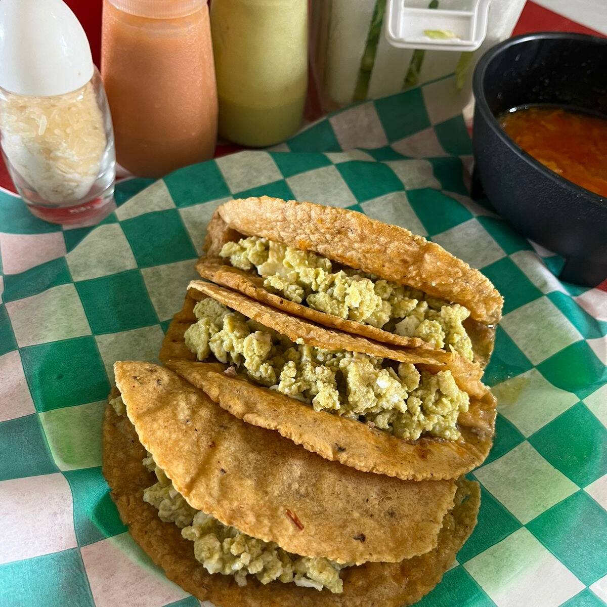 Taco de Maiz con Huevo en Salsa Verde