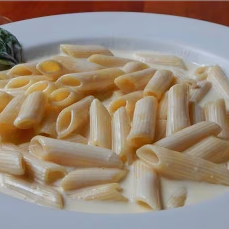 Molho cremoso clássico de 4 queijos (mozzarella, parmesão, provolone e gorgonzola).