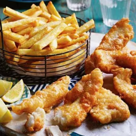 Prato típico da culinária do Reino Unido Consiste em um delicioso peixe frito envolvido num polme, acompanhado por batatas fritas e molho tartaro. foto ilustrativa, pode sofrer variacoes. serve 2 pessoas.