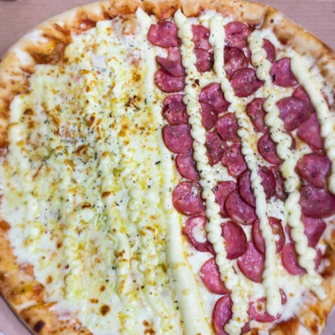 Pizza tamanho 35cm, ideal para dividir! 1/2 quatro queijos super cremosa (mussarela, provolone, parmesão e catupiry) + 1/2 calabresa fatiada com catupiry, sem cebola.