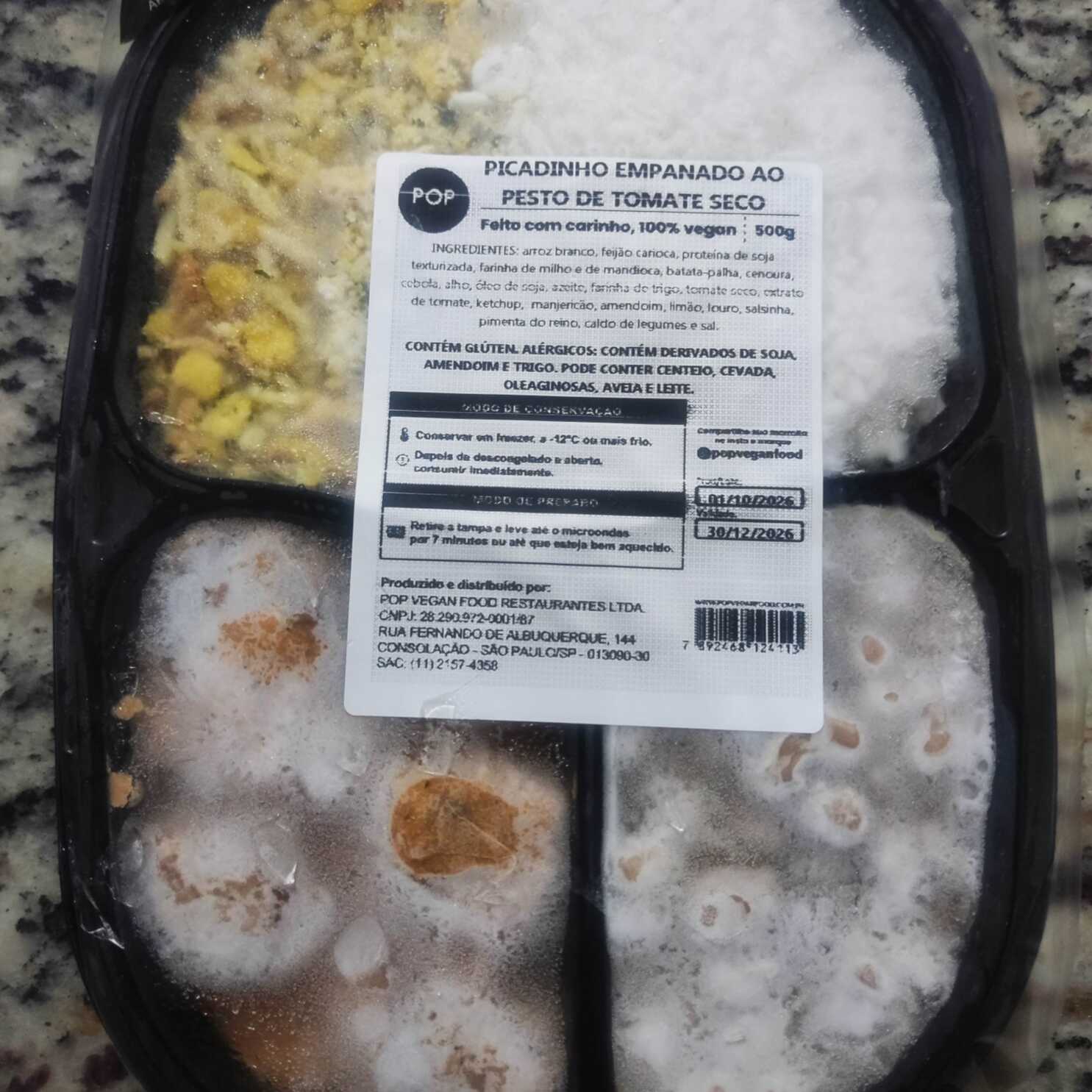 Arroz, feijão, farofa e proteína de soja empanada ao molho pesto de tomate seco