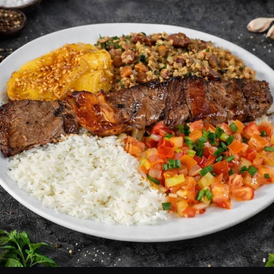 Arroz , feijao tropeiro, vinagrete e mandioca