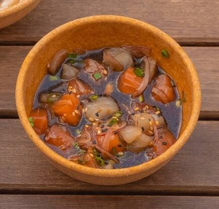 Cubos de salmão e tilápia marinado em um molho especial da casa.