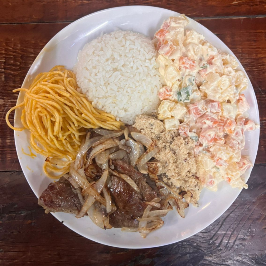 Arroz, feijão, macarrão, farofa e maionese.
