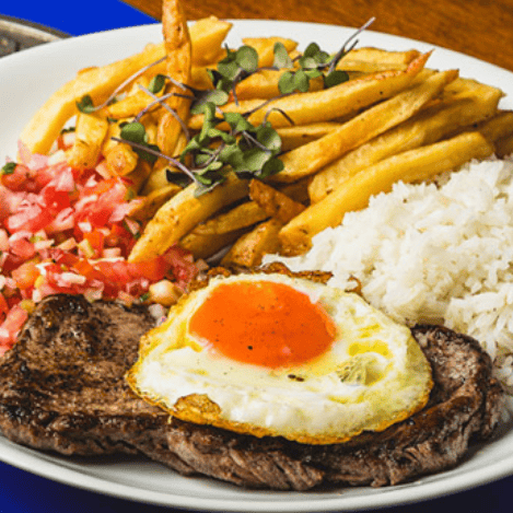 Bife Suculento com Ovo Frito e Batata Frita Douradinha, Acompanhado de Arroz Branco, Feijão de Caldo . Uma Explosão de Sabor no Seu Almoço!