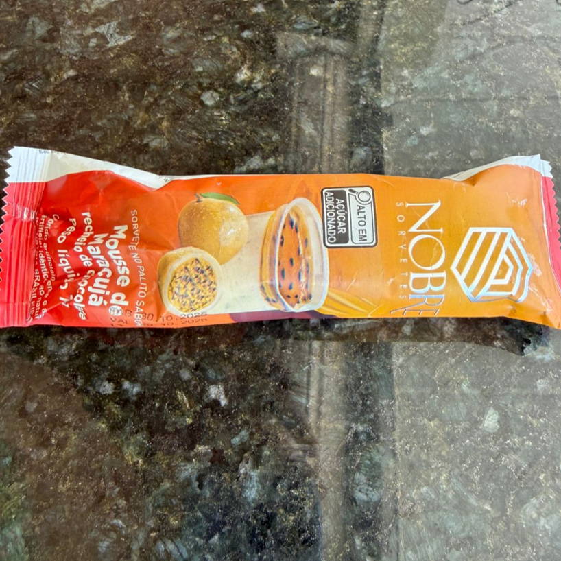 PICOLÉ SORVETE NO PALITO SABOR MOUSSE DE MARACUJÁ COM RECHEIO DE CHOCOLATE