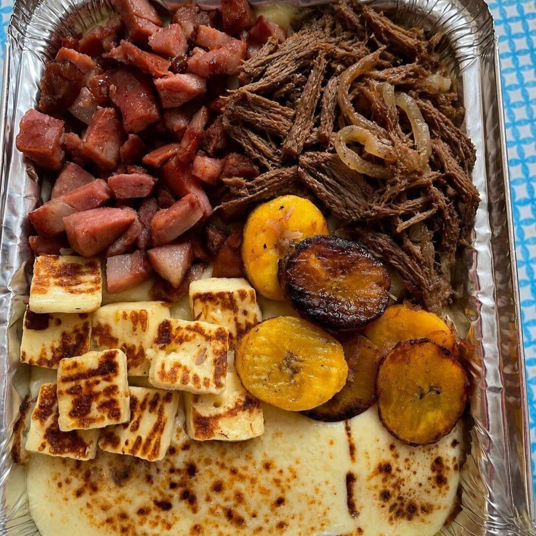 Carne seca, calabresa, banana da terra e queijo coalho