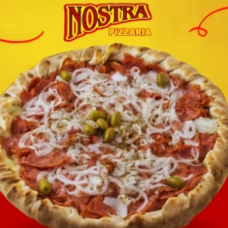 Preparada com uma massa artesanal perfeita e um molho de tomate especial que realça o sabor. Delicie-se com generosas fatias de calabresa acebolada, harmonizadas com um toque de orégano que completa o aroma e o paladar. Acompanhada de azeitonas