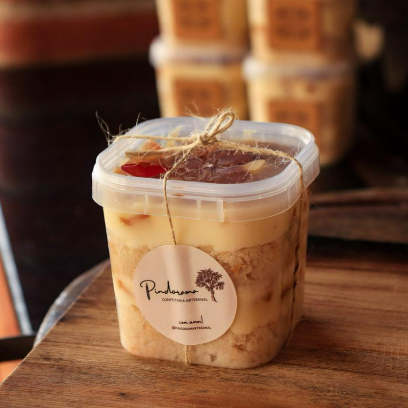 Massa branca macia intercalada com abacaxi caramelizado, trazendo equilíbrio entre doçura e leve acidez. Leve, fresco e diferente na medida certa! Ideal para quem quer um doce menos pesado, mas cheio de sabor! Peso aproximado: 230g.