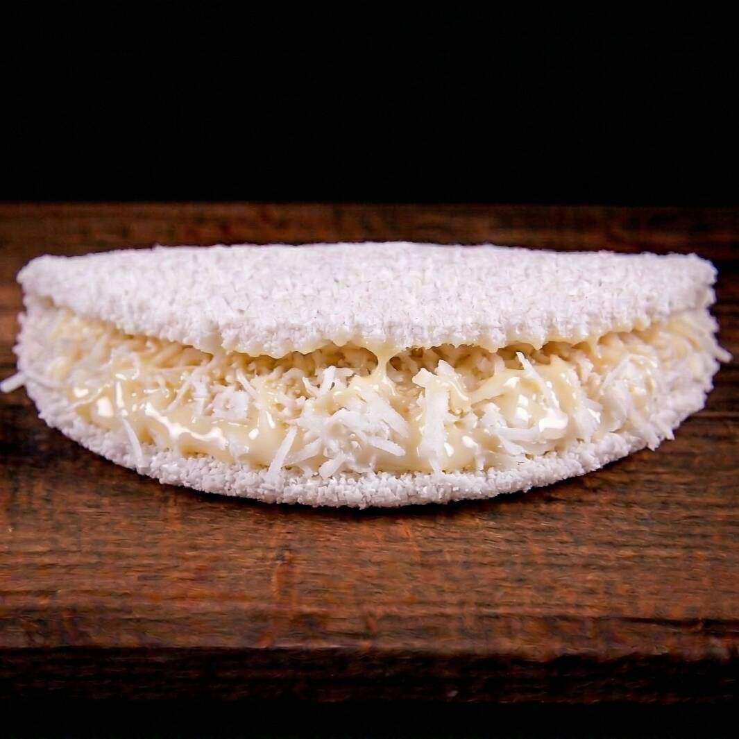 Tapioca recheada com coco ralado e leite condensado.