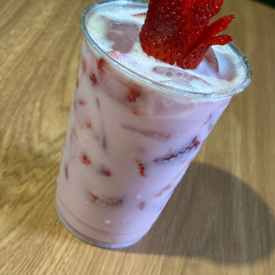 Morango , leite condensado, cachaça e gelo