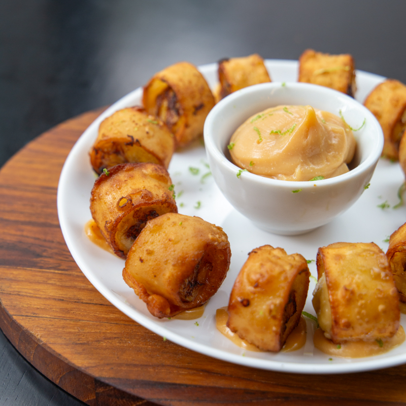 Uma sobremesa única de bananas assadas na brasa da nossa parrilla enroladas numa massa especial acompanhadas do melhor doce de leite de minas gerais cada pedacinho é uma satisfação única e impossível de parar de comer.