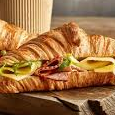Sándwich Croissant de Pollo con Durazno