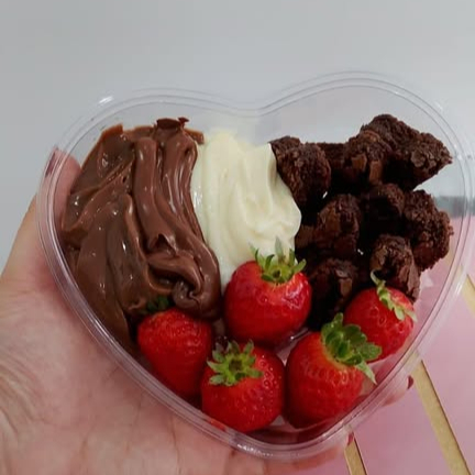 Morangos inteiros frescos, brigadeiro de chocolate e brigadeiro branco cremoso, para acompanhar os brownies em formato de coraçoes e nutela pra deixar ainda melhor para aquela pessoa amada que merece um doce