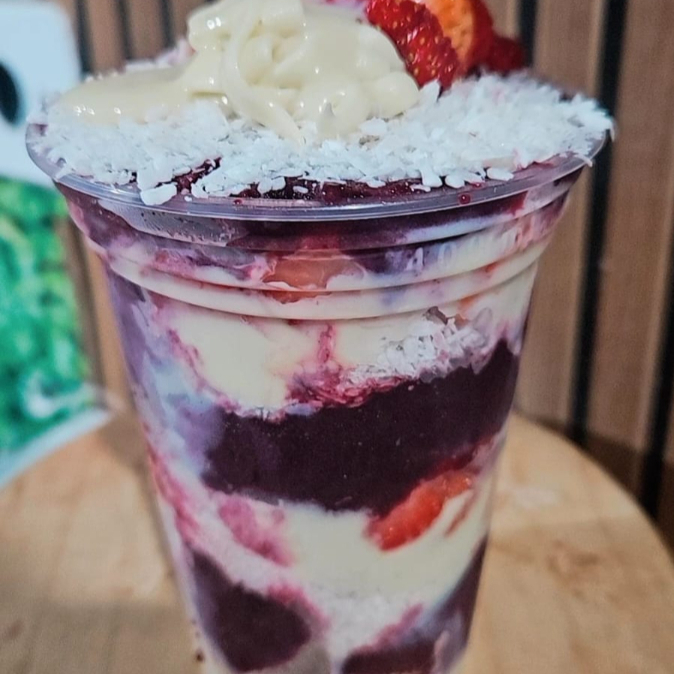 500 ml com: açaí cremoso, coco ralado, morango, mousse de limão