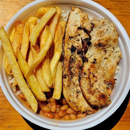 Marmita com delicioso filé de frango grelhado acompanhado de arroz branquinho, feijão de caldo e batata frita crocante. Marmita P (500 ml), aprox. 400 gramas, serve 1 pessoa