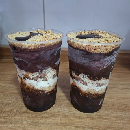Leve 2 açaís de 770 ml com tudo que tem direito, toda a cremosidade, sabor e aquele toque especial da Manuella Açaí & Cia. Explosão de sabores e qualidade que conquista no primeiro sabor! Escolha seus acompanhamentos favoritos e aproveite essa promoção imperdível.